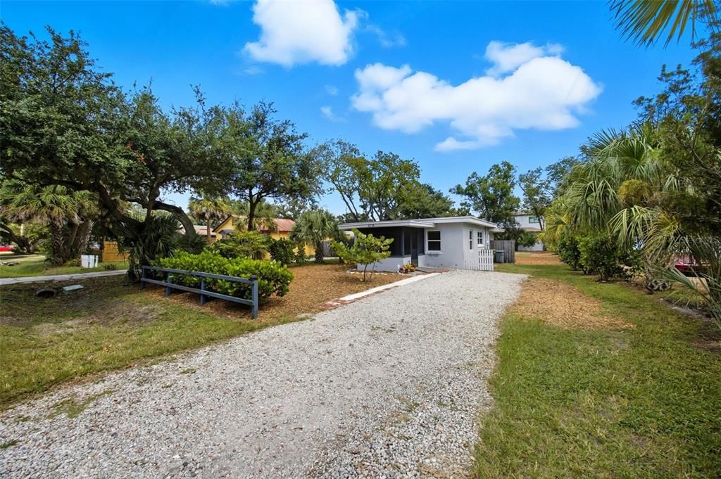 For Rent: $1,800 (2 beds, 1 baths, 648 Square Feet)