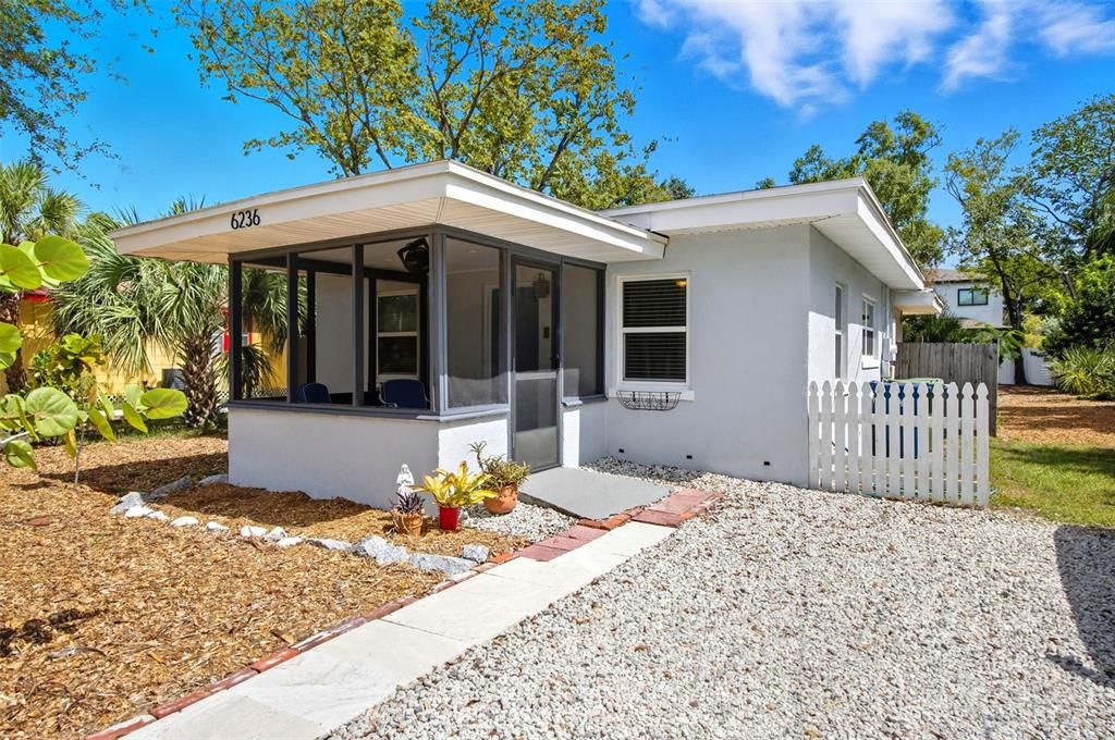 For Rent: $1,800 (2 beds, 1 baths, 648 Square Feet)