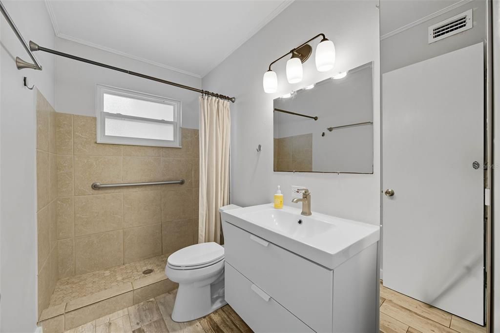 For Rent: $1,800 (2 beds, 1 baths, 648 Square Feet)