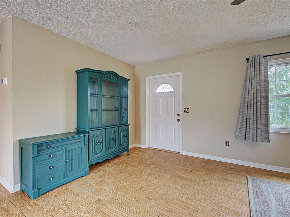 For Sale: $285,000 (3 beds, 3 baths, 1072 Square Feet)