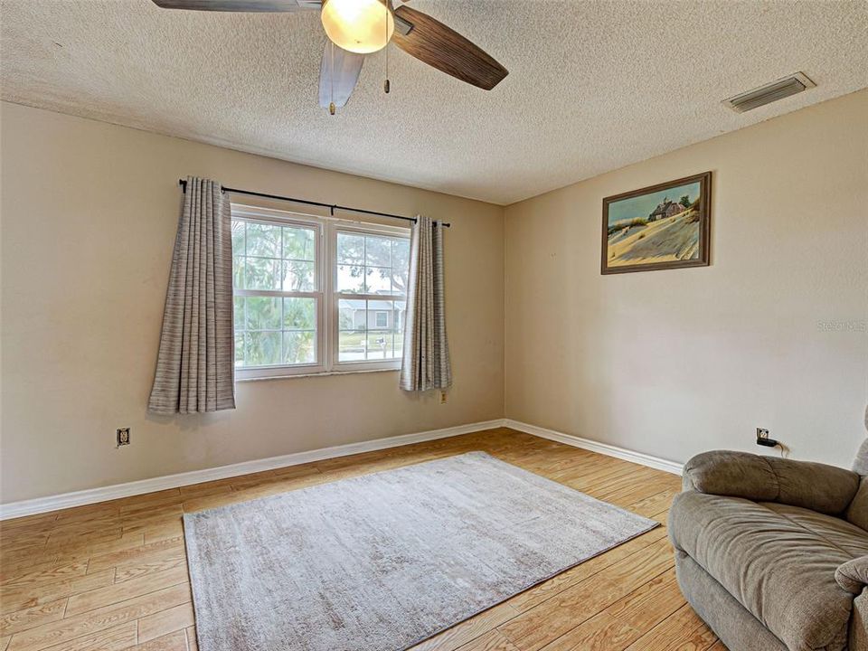 For Sale: $285,000 (3 beds, 3 baths, 1072 Square Feet)