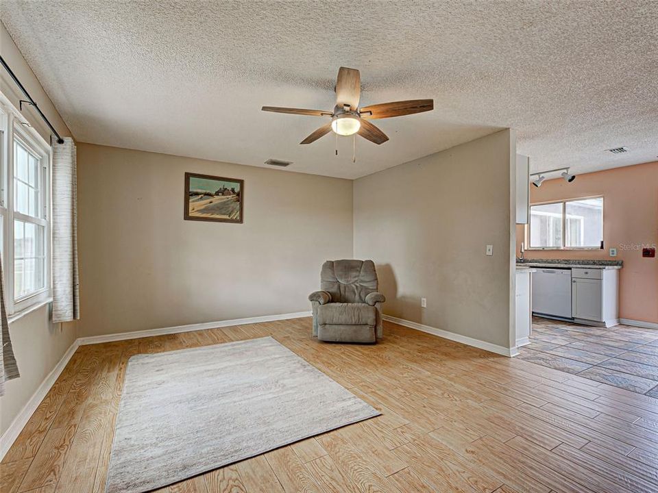 For Sale: $285,000 (3 beds, 3 baths, 1072 Square Feet)