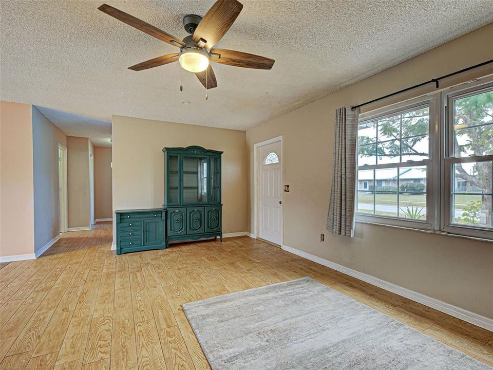 For Sale: $285,000 (3 beds, 3 baths, 1072 Square Feet)