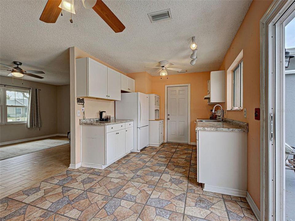 For Sale: $285,000 (3 beds, 3 baths, 1072 Square Feet)