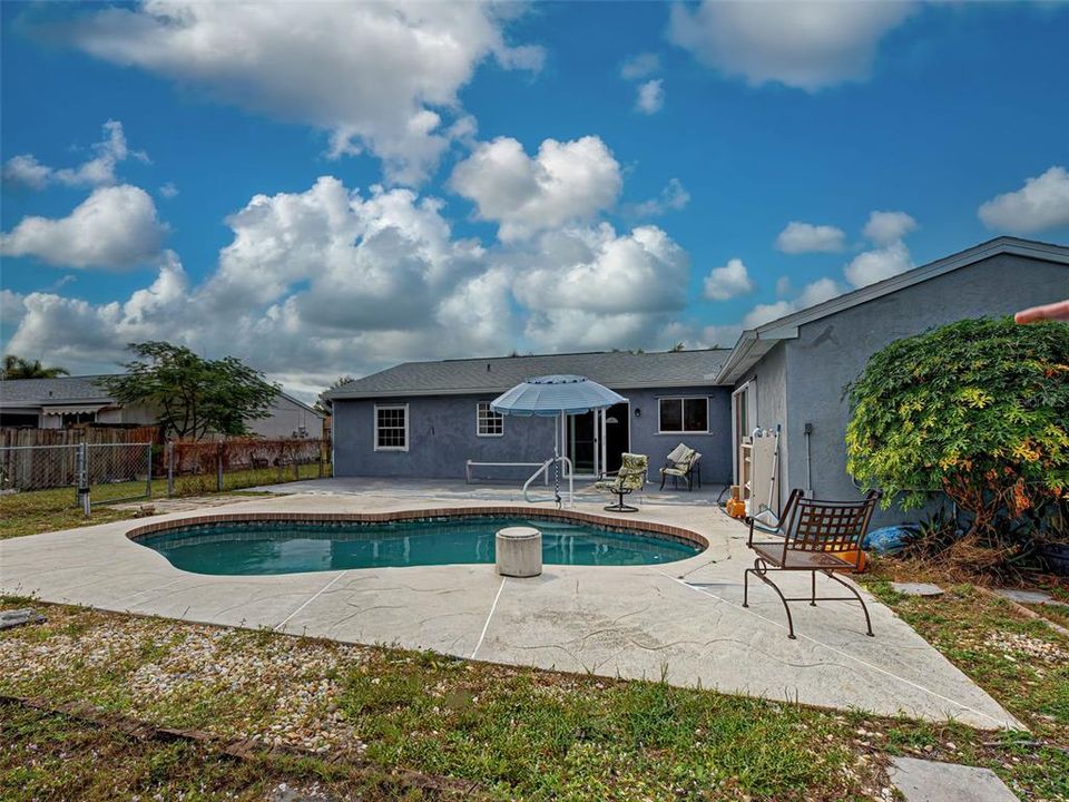 For Sale: $285,000 (3 beds, 3 baths, 1072 Square Feet)