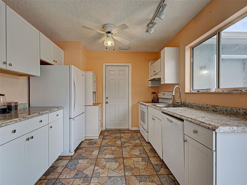 For Sale: $285,000 (3 beds, 3 baths, 1072 Square Feet)