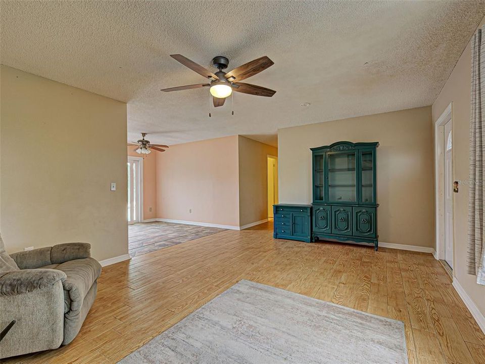 For Sale: $285,000 (3 beds, 3 baths, 1072 Square Feet)