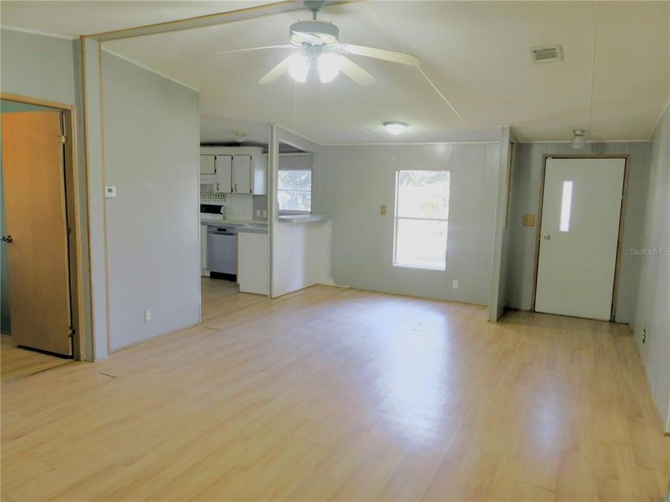 待售: $179,000 (3 贝兹, 2 浴室, 1144 平方英尺)