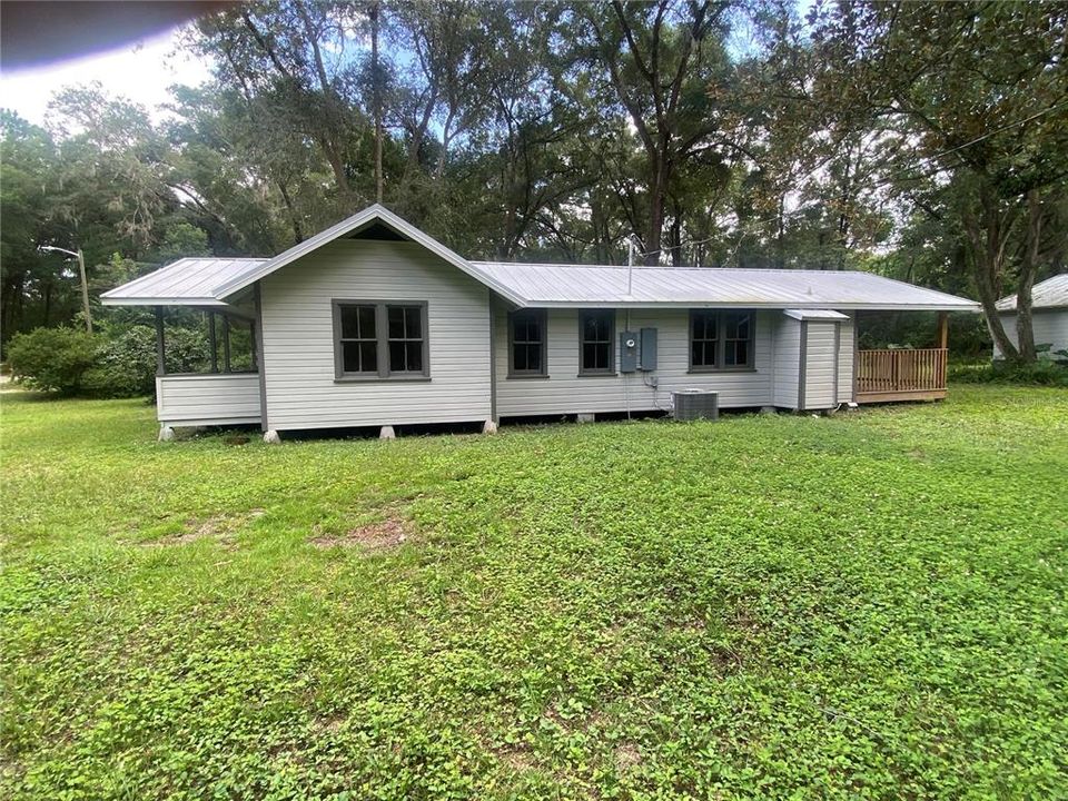 For Sale: $209,500 (3 beds, 1 baths, 976 Square Feet)