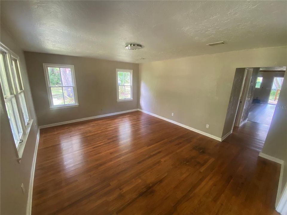 For Sale: $209,500 (3 beds, 1 baths, 976 Square Feet)