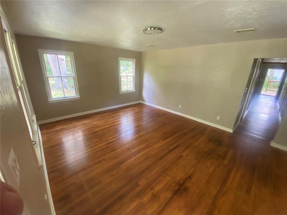 For Sale: $209,500 (3 beds, 1 baths, 976 Square Feet)