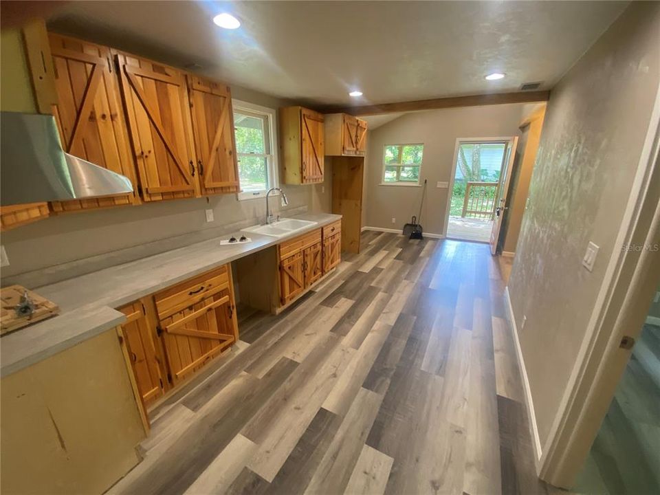 For Sale: $209,500 (3 beds, 1 baths, 976 Square Feet)