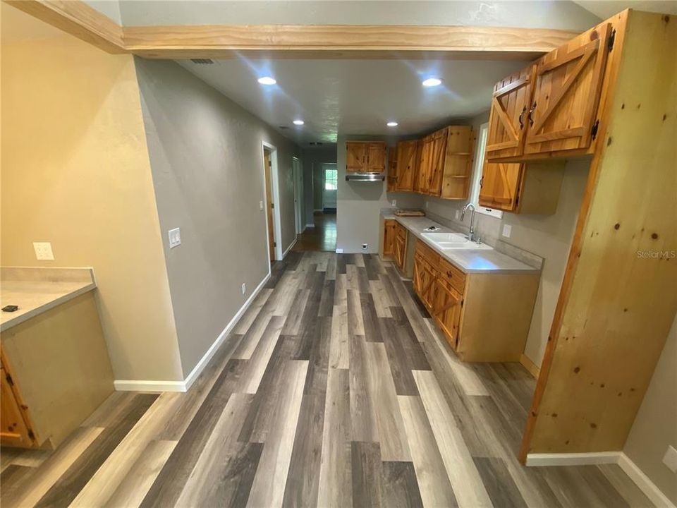 For Sale: $209,500 (3 beds, 1 baths, 976 Square Feet)