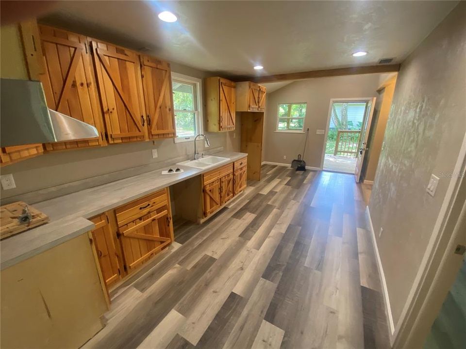 For Sale: $209,500 (3 beds, 1 baths, 976 Square Feet)