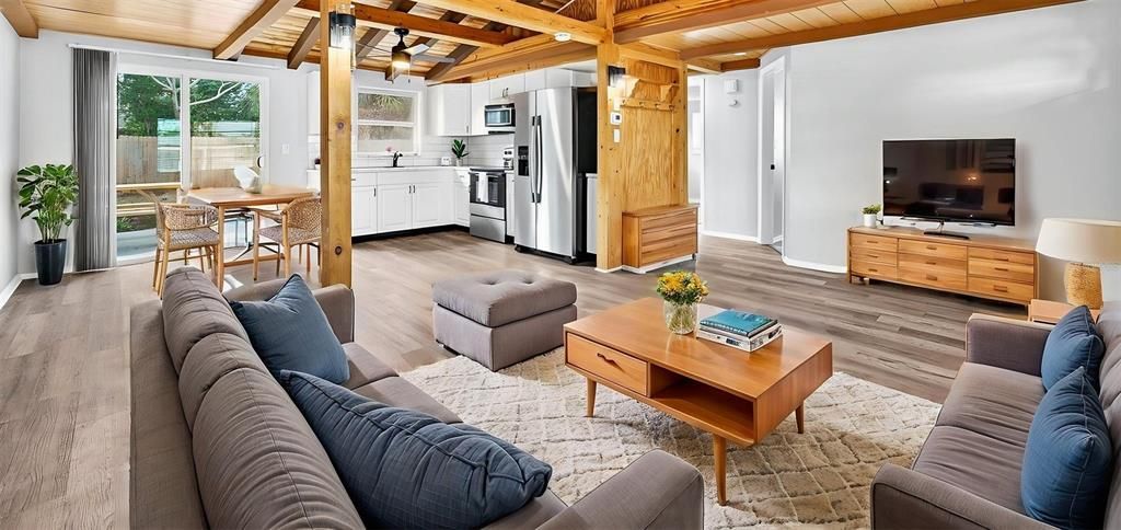 For Sale: $219,900 (2 beds, 1 baths, 840 Square Feet)