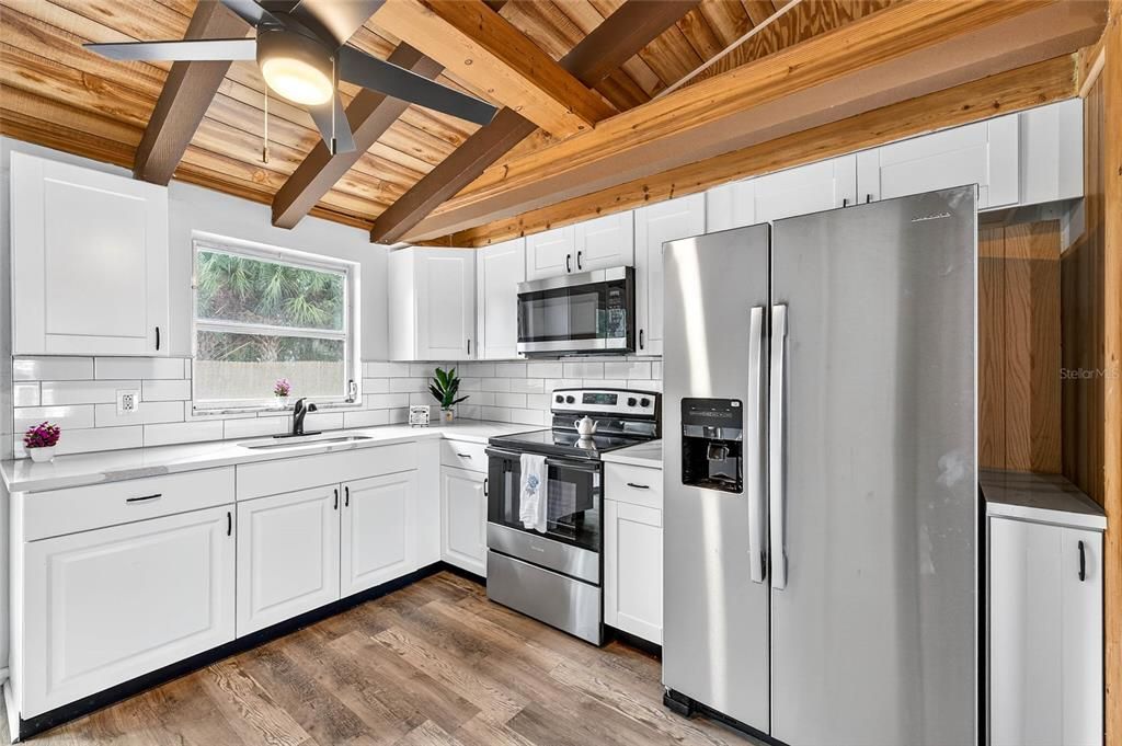 For Sale: $219,900 (2 beds, 1 baths, 840 Square Feet)