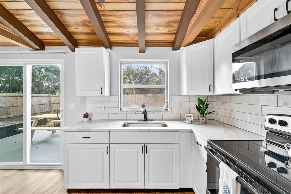 For Sale: $219,900 (2 beds, 1 baths, 840 Square Feet)