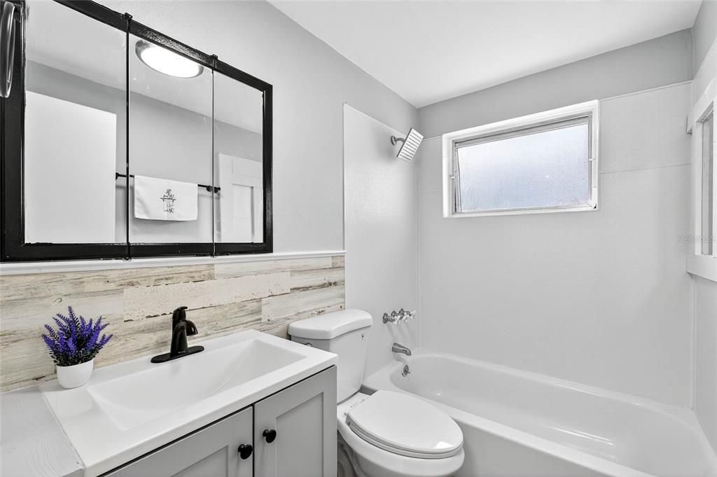 For Sale: $219,900 (2 beds, 1 baths, 840 Square Feet)