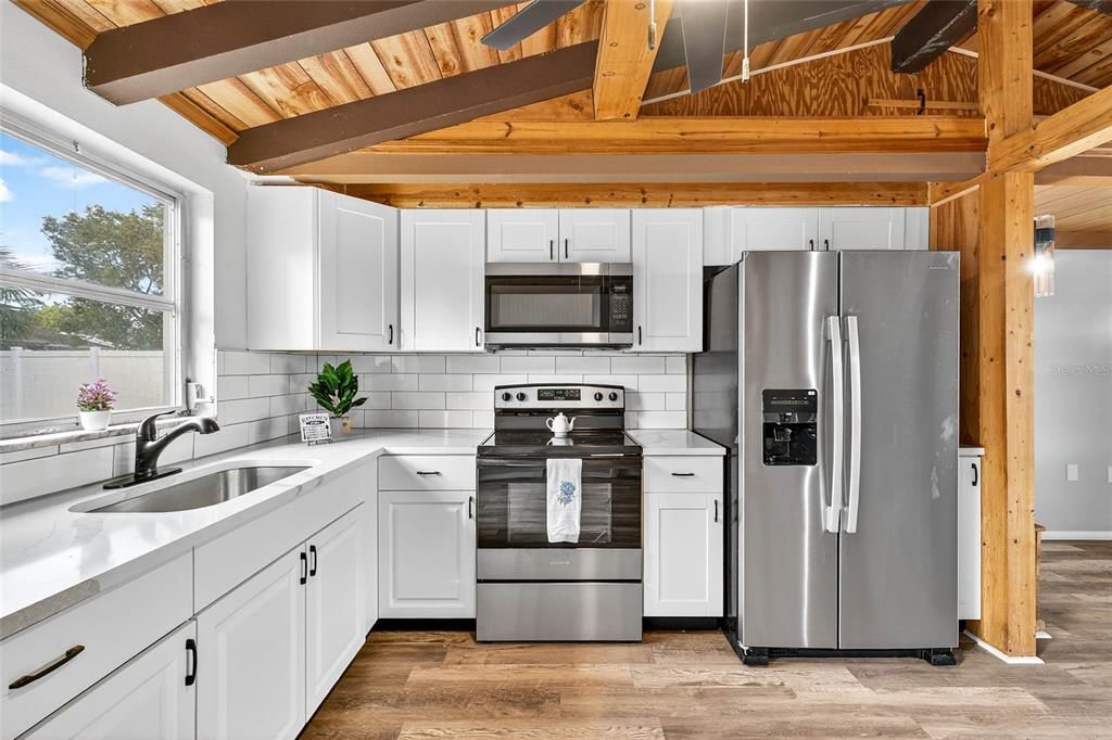 For Sale: $219,900 (2 beds, 1 baths, 840 Square Feet)