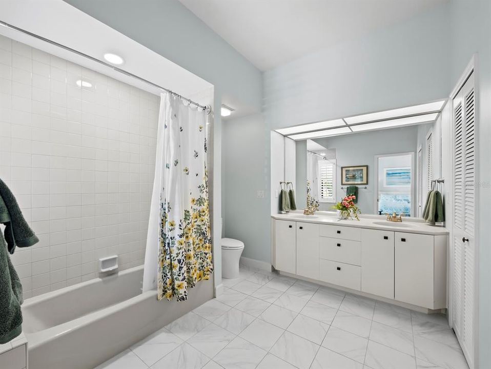 Под контрактом: $2,295,000 (3 спален, 3 ванн, 3407 Квадратных фут)