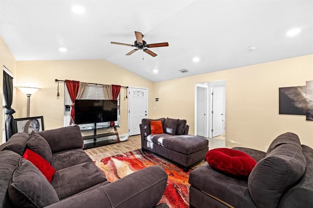 For Sale: $285,000 (3 beds, 2 baths, 1338 Square Feet)