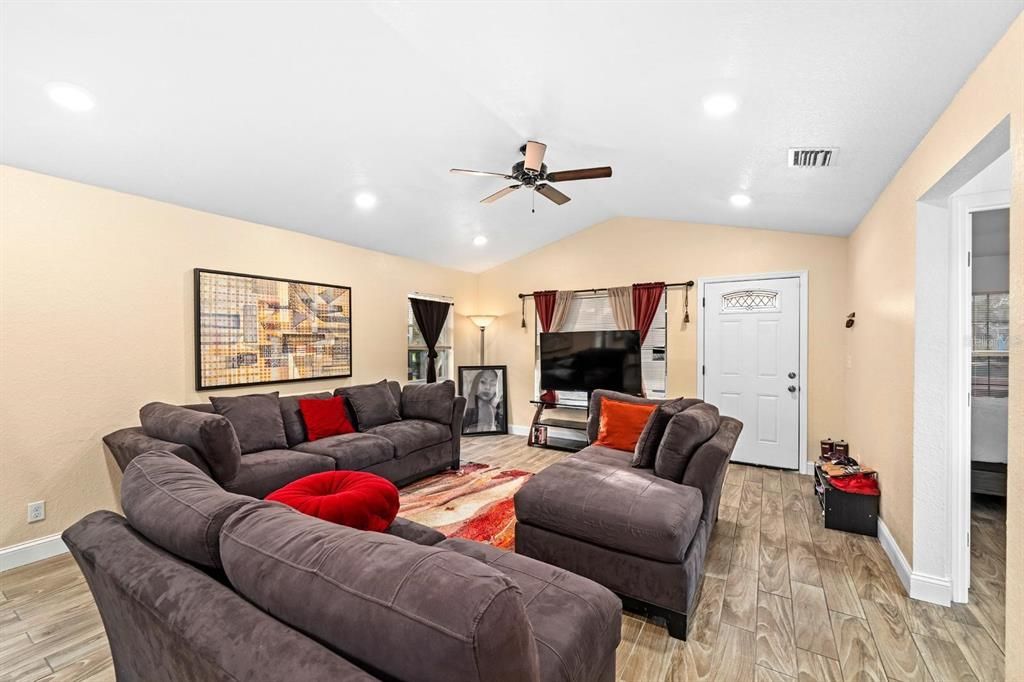 For Sale: $285,000 (3 beds, 2 baths, 1338 Square Feet)
