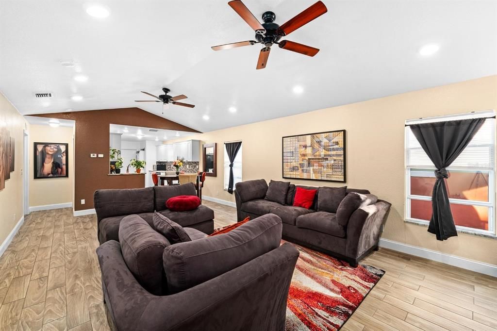 For Sale: $285,000 (3 beds, 2 baths, 1338 Square Feet)