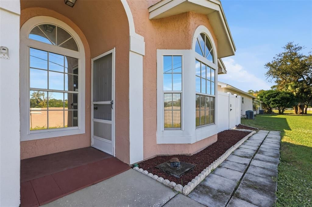 For Sale: $279,900 (3 beds, 2 baths, 1089 Square Feet)