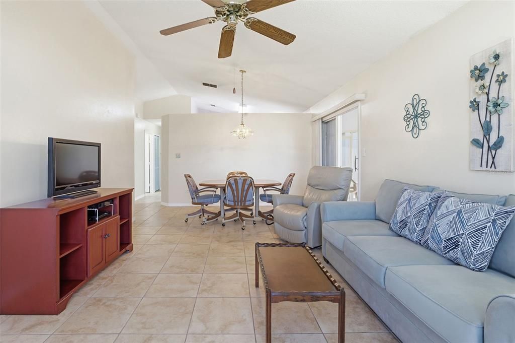 For Sale: $279,900 (3 beds, 2 baths, 1089 Square Feet)