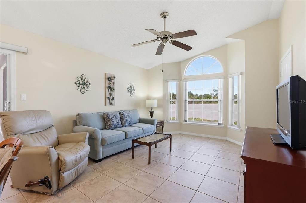 For Sale: $279,900 (3 beds, 2 baths, 1089 Square Feet)