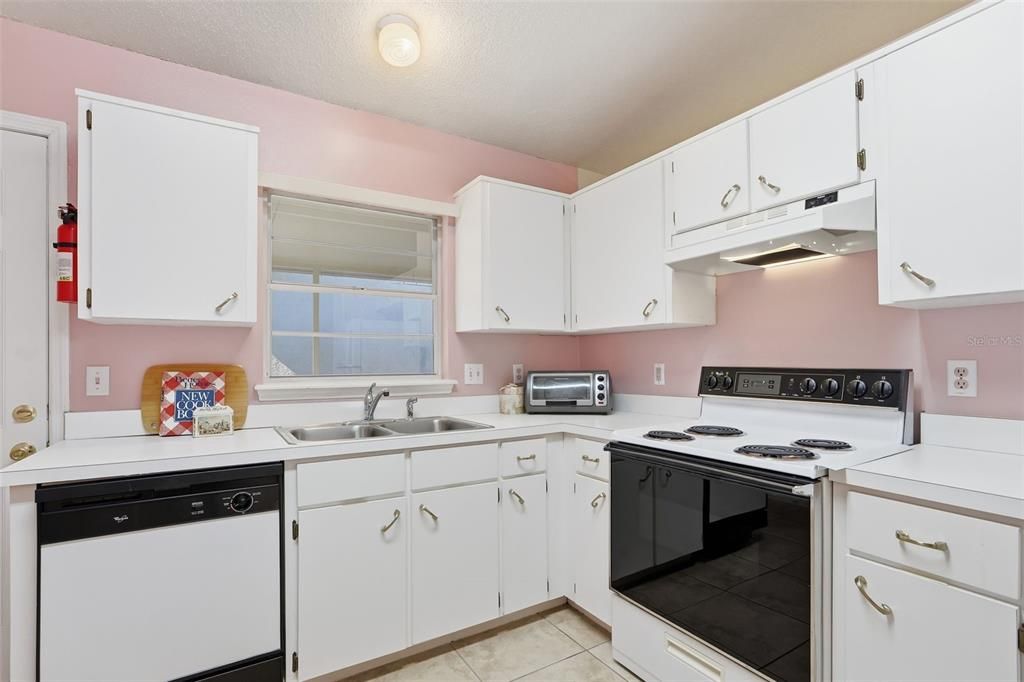 For Sale: $279,900 (3 beds, 2 baths, 1089 Square Feet)