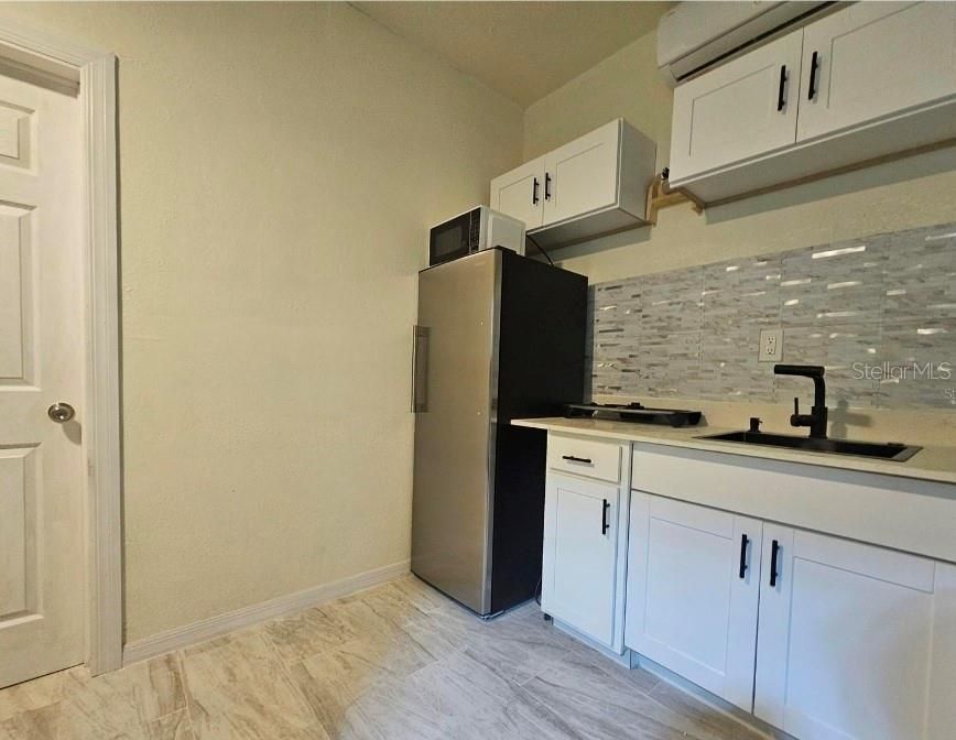 出租: $1,100 (1 贝兹, 1 浴室, 300 平方英尺)