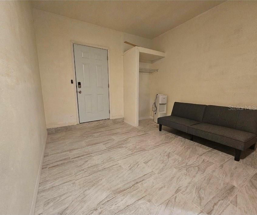 出租: $1,100 (1 贝兹, 1 浴室, 300 平方英尺)