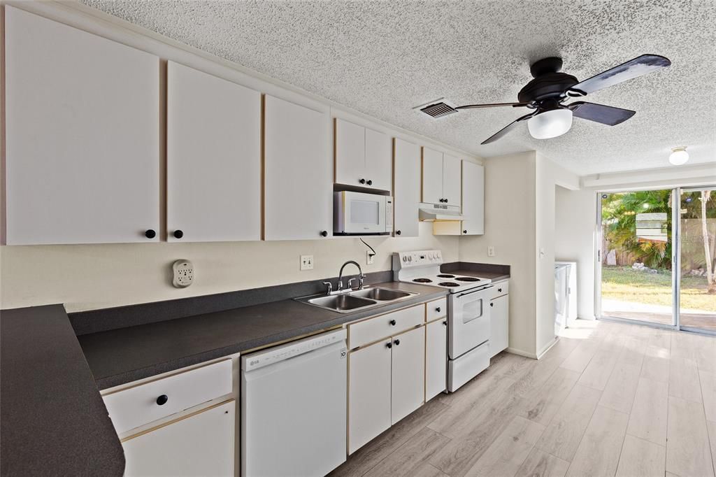 For Sale: $169,900 (2 beds, 2 baths, 1032 Square Feet)