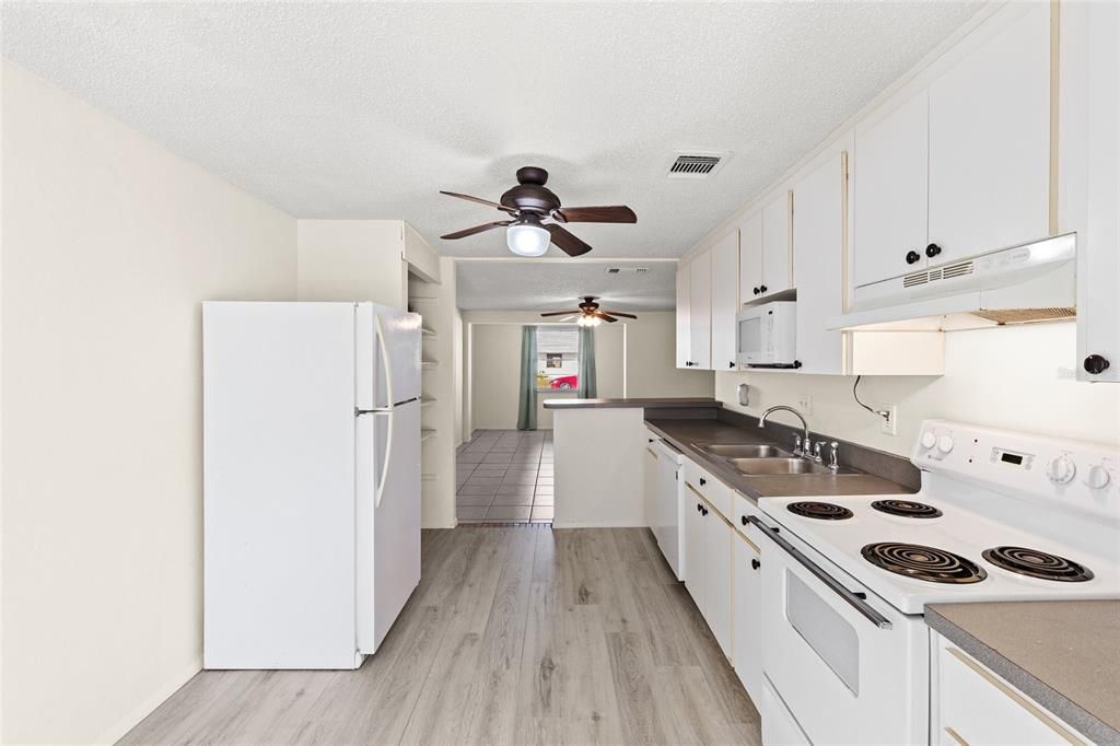 For Sale: $169,900 (2 beds, 2 baths, 1032 Square Feet)