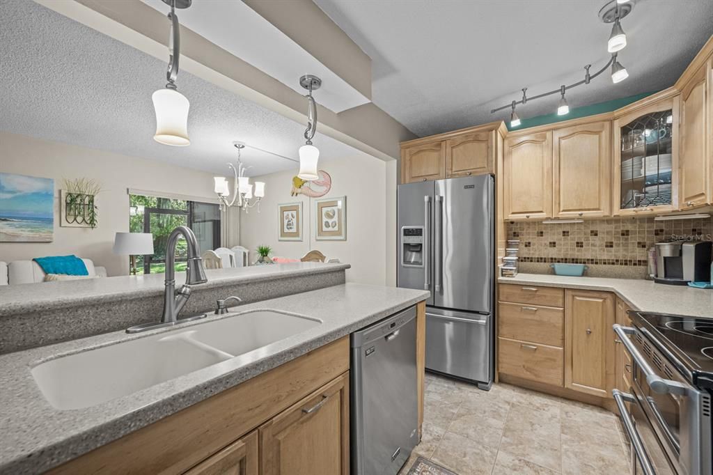 待售: $229,900 (2 贝兹, 2 浴室, 880 平方英尺)