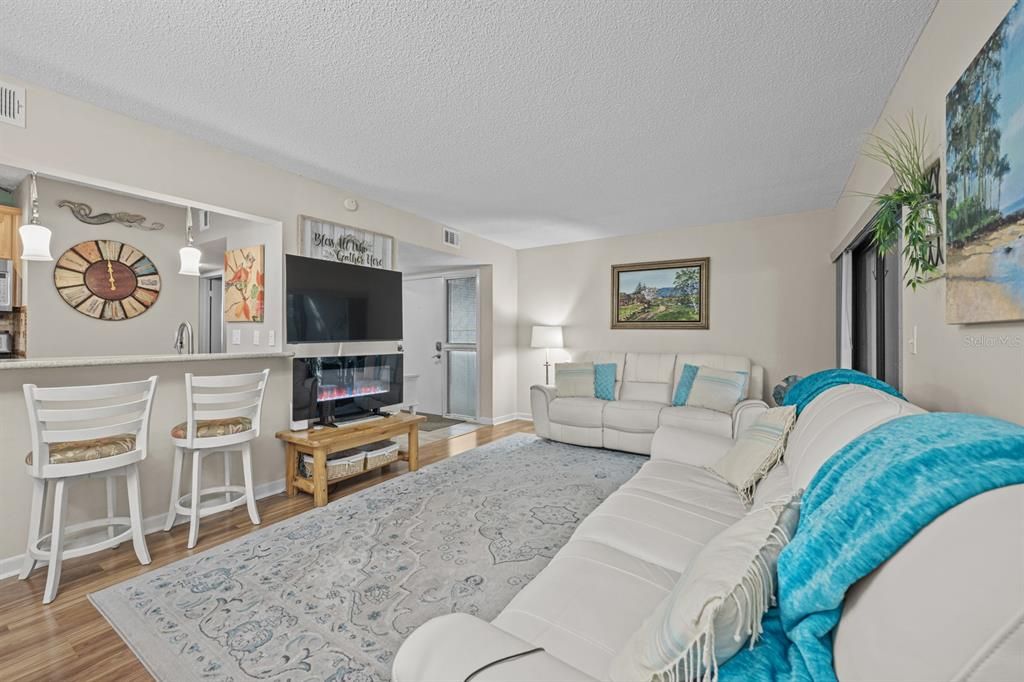 待售: $229,900 (2 贝兹, 2 浴室, 880 平方英尺)