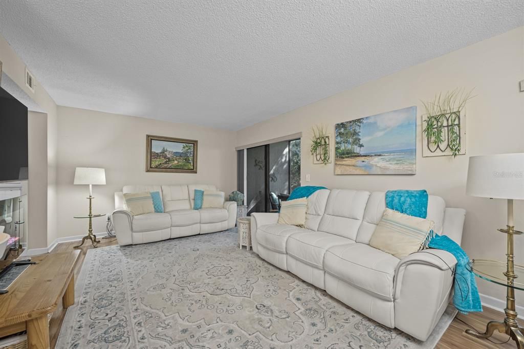 待售: $229,900 (2 贝兹, 2 浴室, 880 平方英尺)