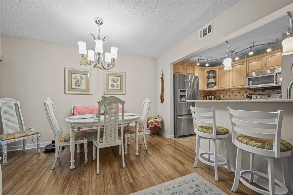 待售: $229,900 (2 贝兹, 2 浴室, 880 平方英尺)