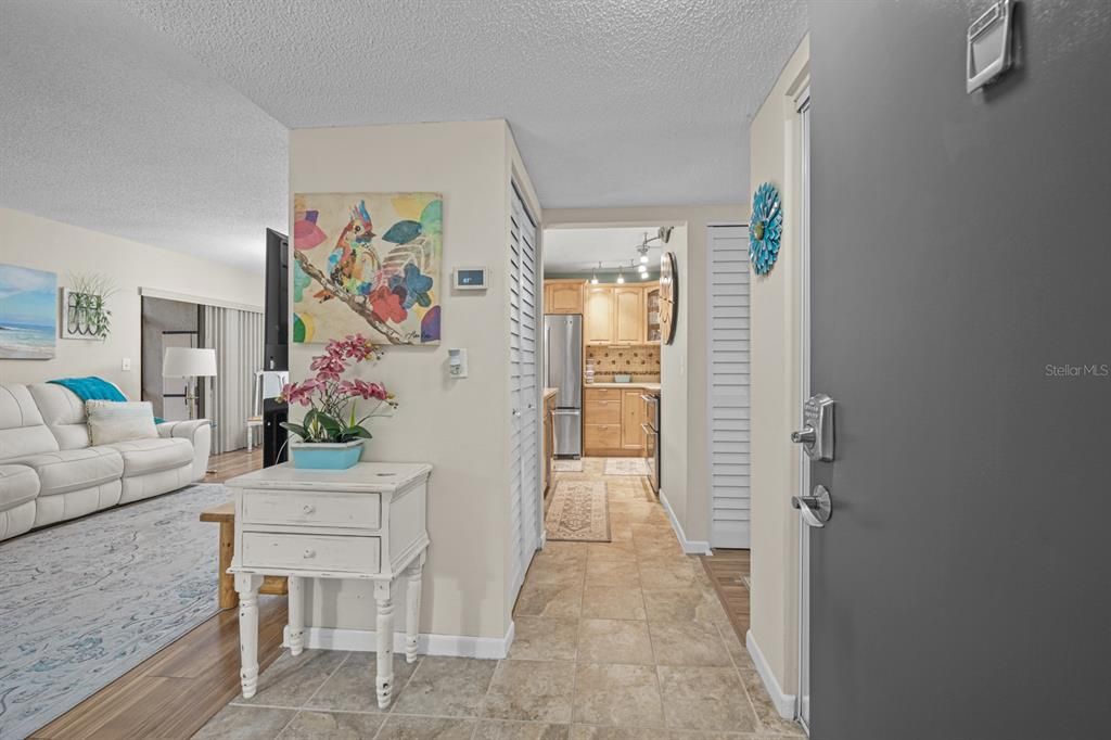 待售: $229,900 (2 贝兹, 2 浴室, 880 平方英尺)