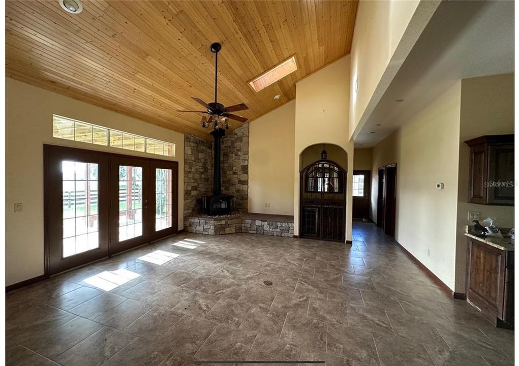 For Sale: $1,600,000 (3 beds, 2 baths, 1804 Square Feet)