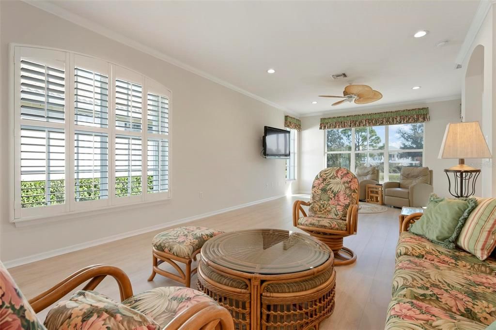 合同活跃: $400,000 (3 贝兹, 2 浴室, 1668 平方英尺)