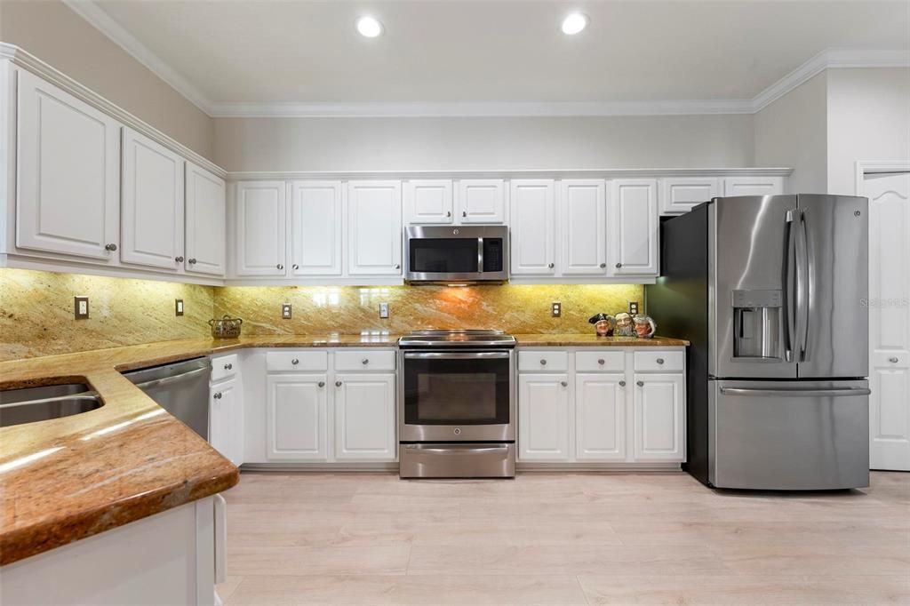 合同活跃: $400,000 (3 贝兹, 2 浴室, 1668 平方英尺)