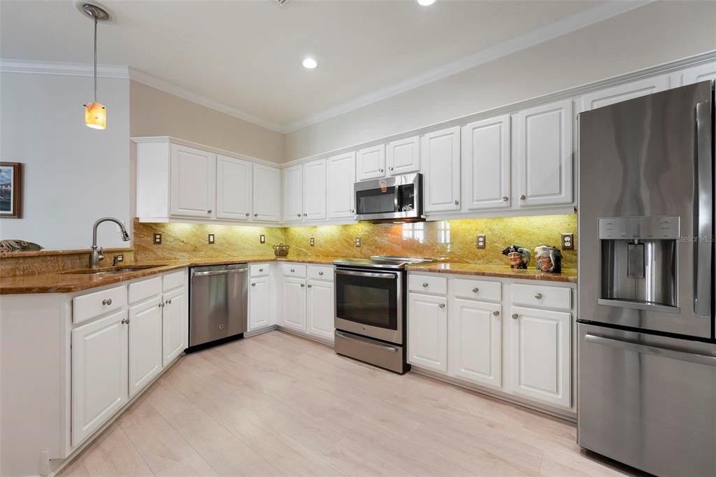 合同活跃: $400,000 (3 贝兹, 2 浴室, 1668 平方英尺)