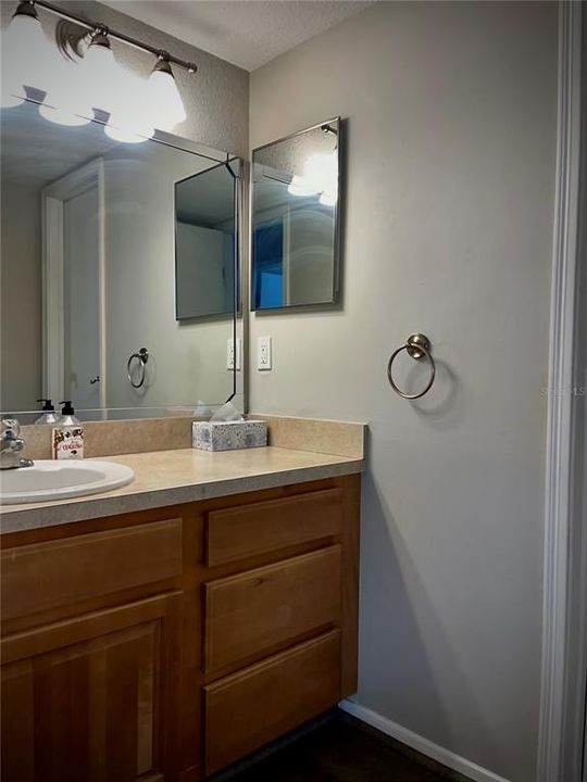 For Rent: $1,600 (2 beds, 1 baths, 800 Square Feet)