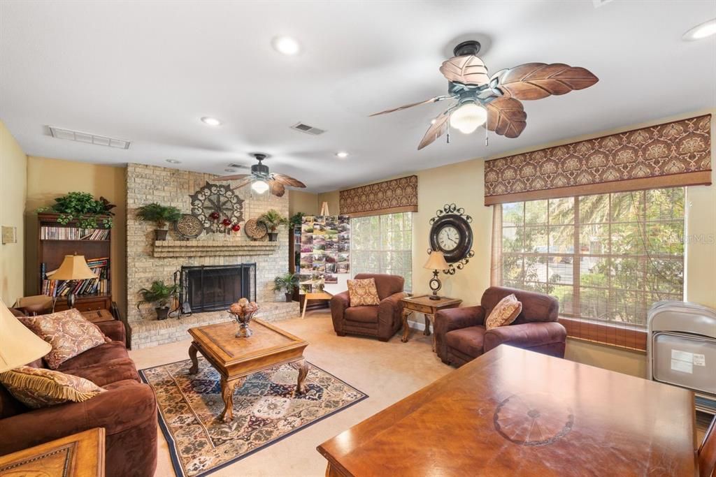 For Rent: $1,600 (2 beds, 1 baths, 800 Square Feet)