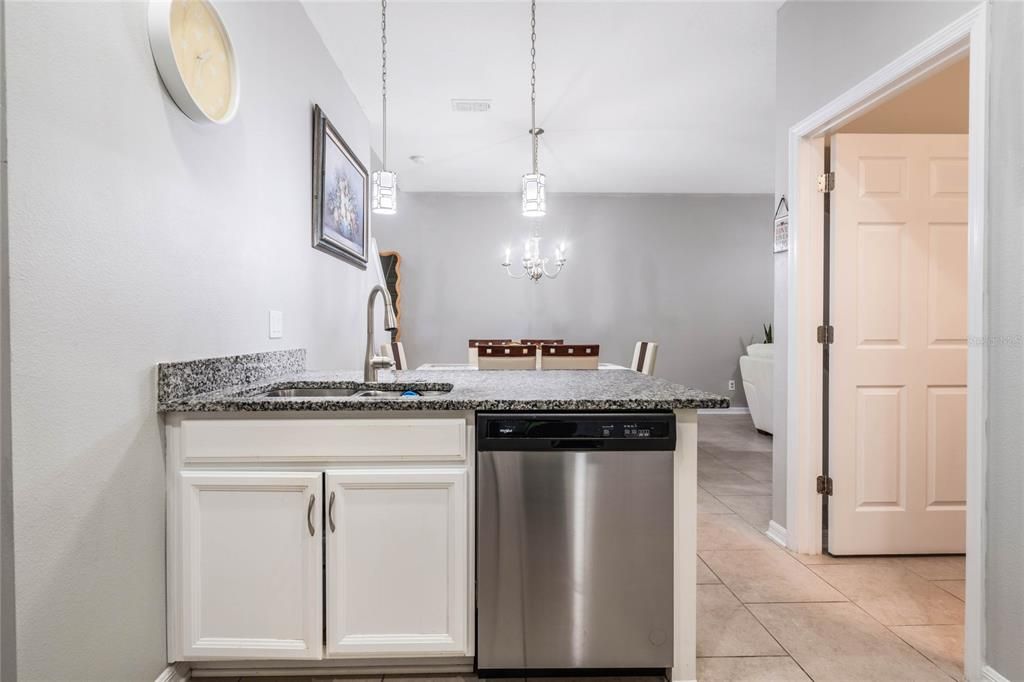 待售: $399,900 (4 贝兹, 2 浴室, 2056 平方英尺)