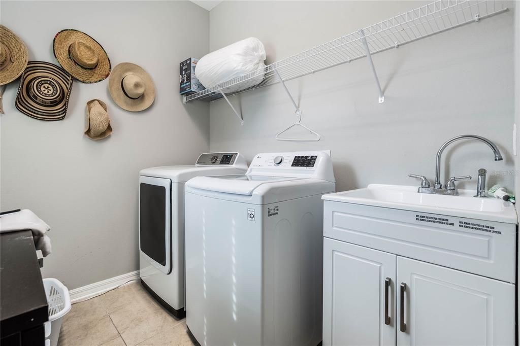 待售: $399,900 (4 贝兹, 2 浴室, 2056 平方英尺)