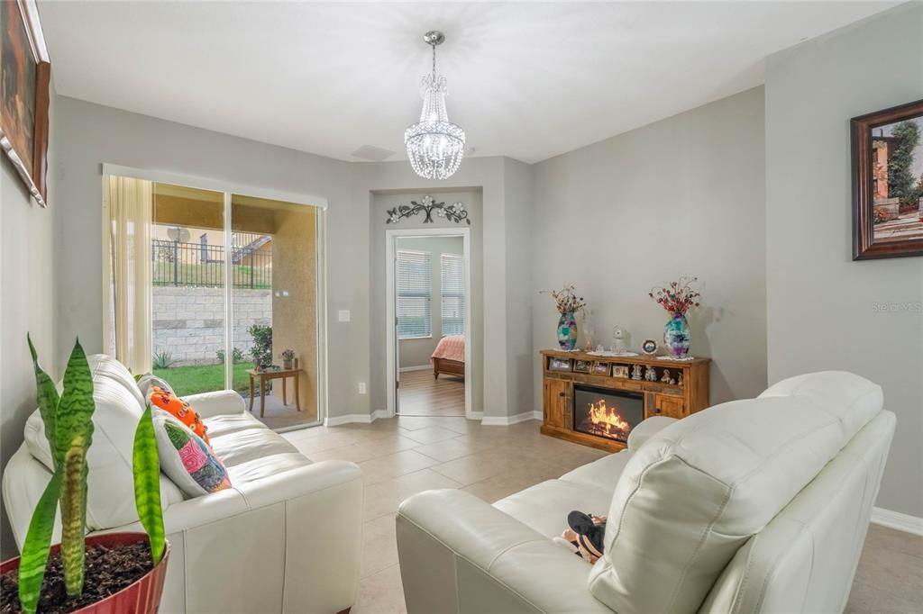 待售: $399,900 (4 贝兹, 2 浴室, 2056 平方英尺)