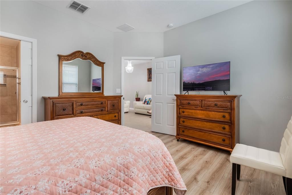 待售: $399,900 (4 贝兹, 2 浴室, 2056 平方英尺)